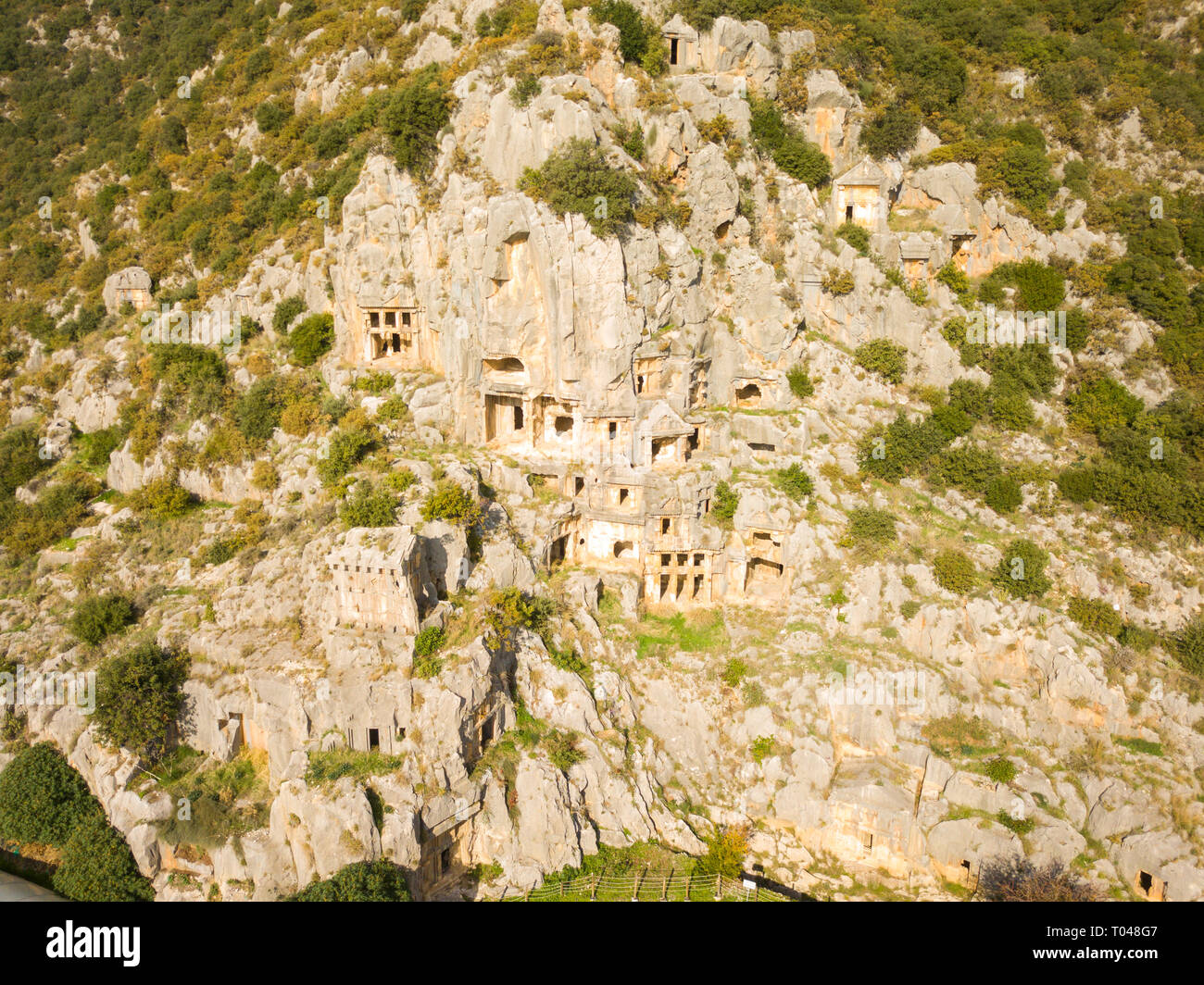 Angolo alto drone vista aerea del rock cut tombe scavate nella cliffside in Myra, Turchia Foto Stock