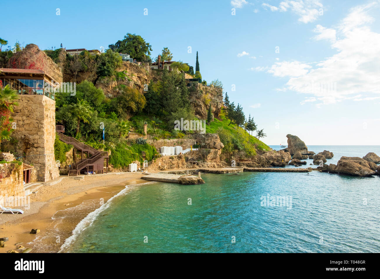 Vista laterale del vuoto Mermeli beach in Kaleici centro storico della città di Antalya, Turchia. Posizione orizzontale Foto Stock