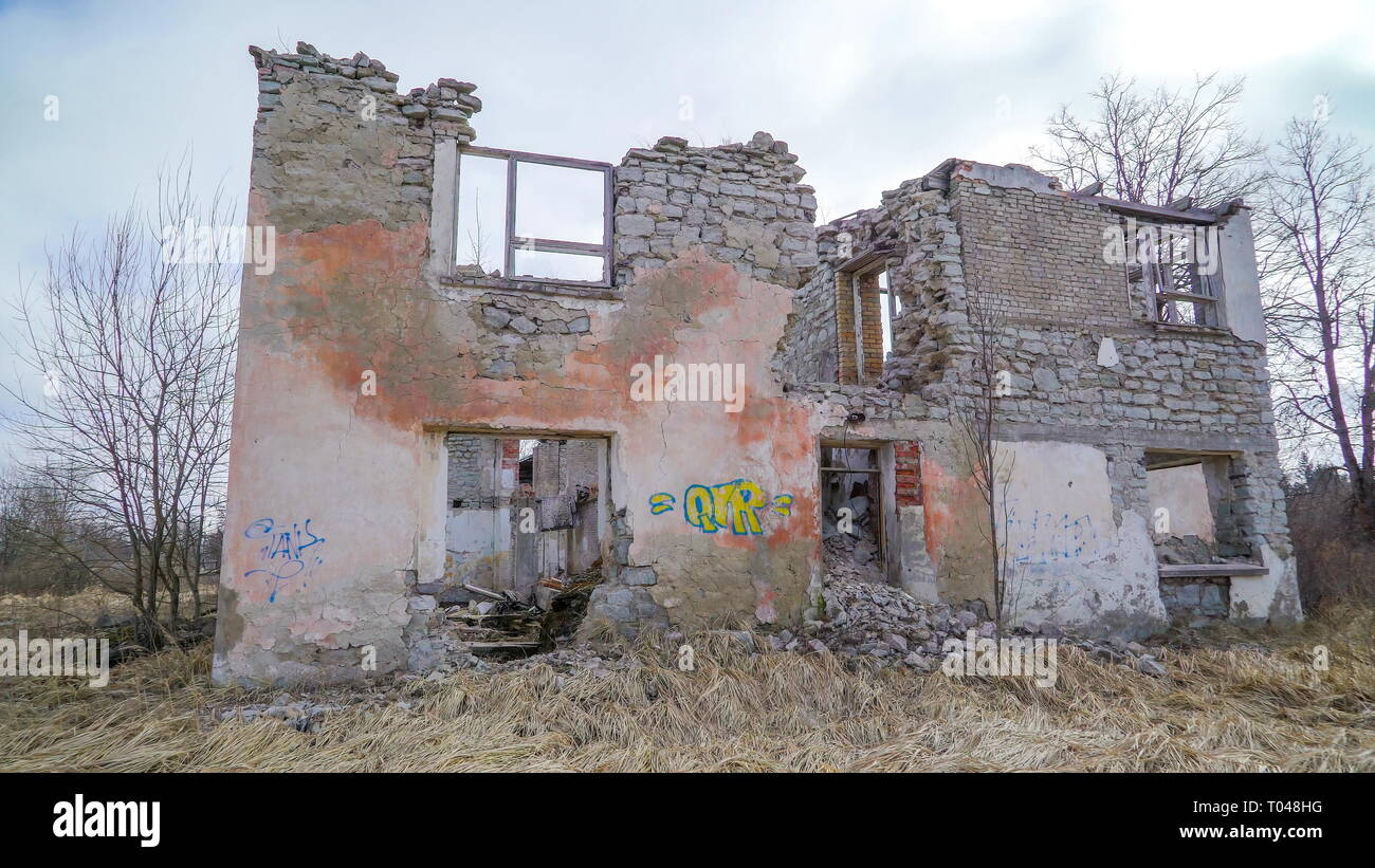 La casa danneggiata rimane dalla guerra russa le rovine in cui solo le pareti sono rimaste senza tetto più Foto Stock