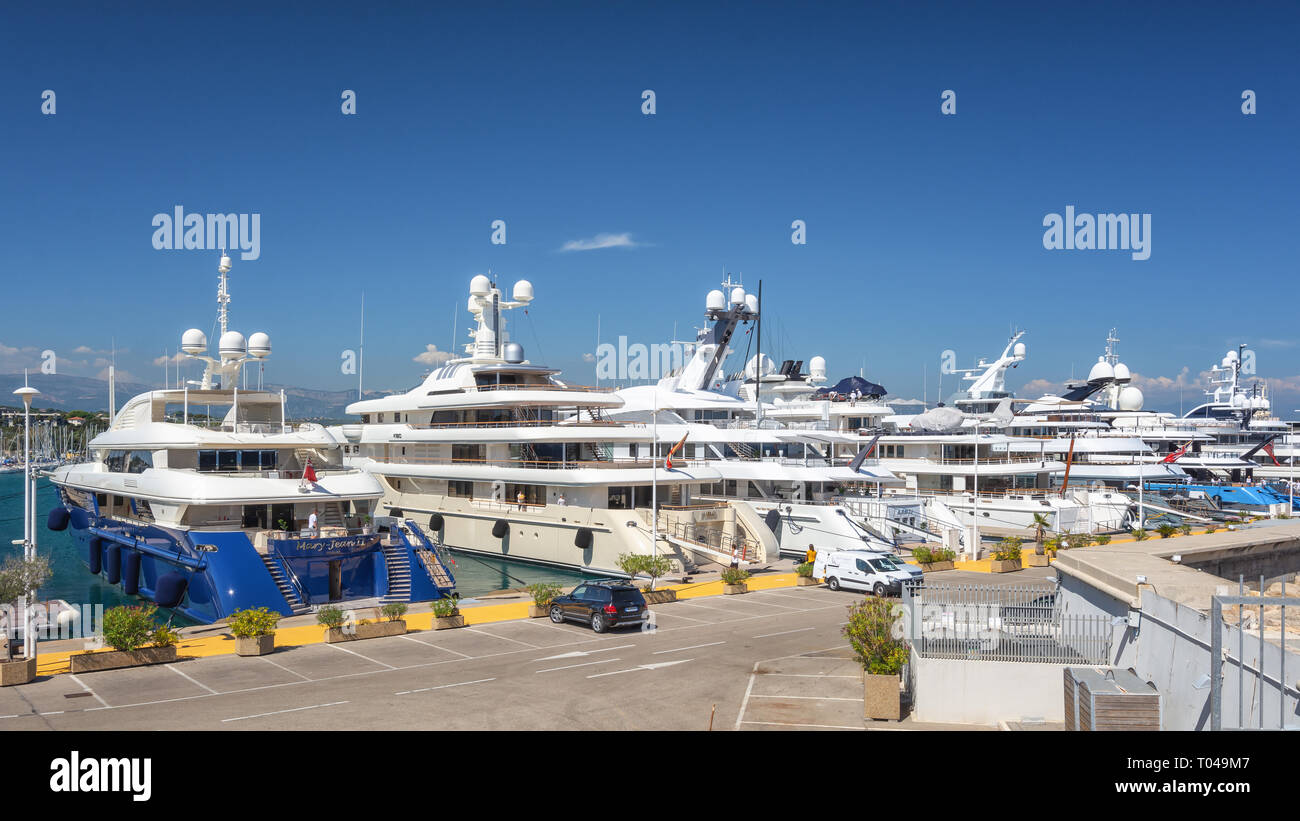 Antibes, Francia, settembre 11, 2018: Il super yacht al di ancoraggio nel porto Vauban nella cittadina francese di Antibes Foto Stock