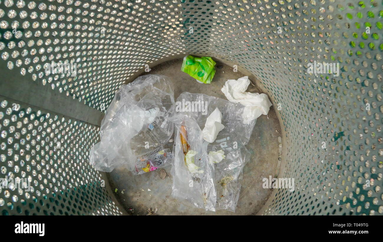 Il sguardo interno dell'trashbin o immondizia può si trova all' interno di un parco dove la gente buttare i loro rifiuti e rifiuti Foto Stock