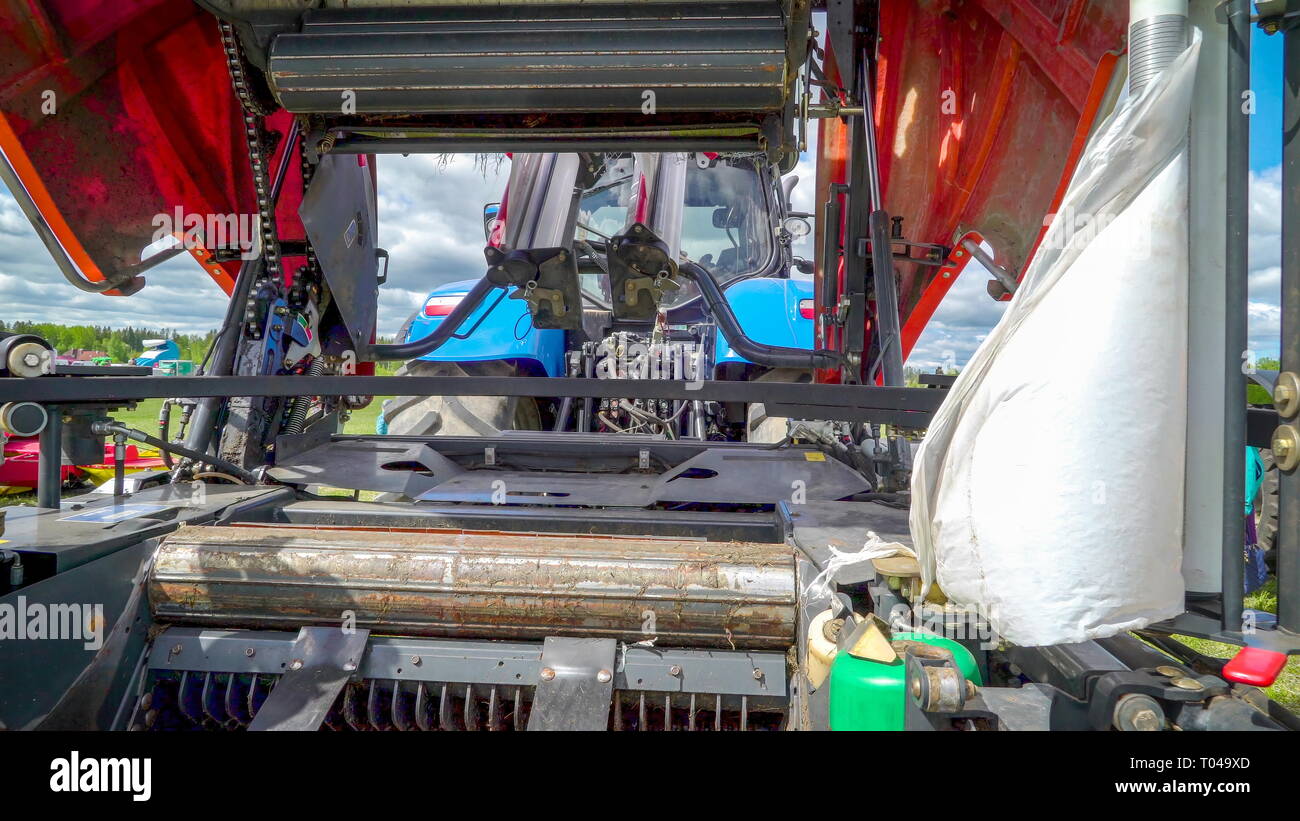 Sguardo interno della parte meccanica del carrello con i metalli e acciai arrugginito su di esso Foto Stock