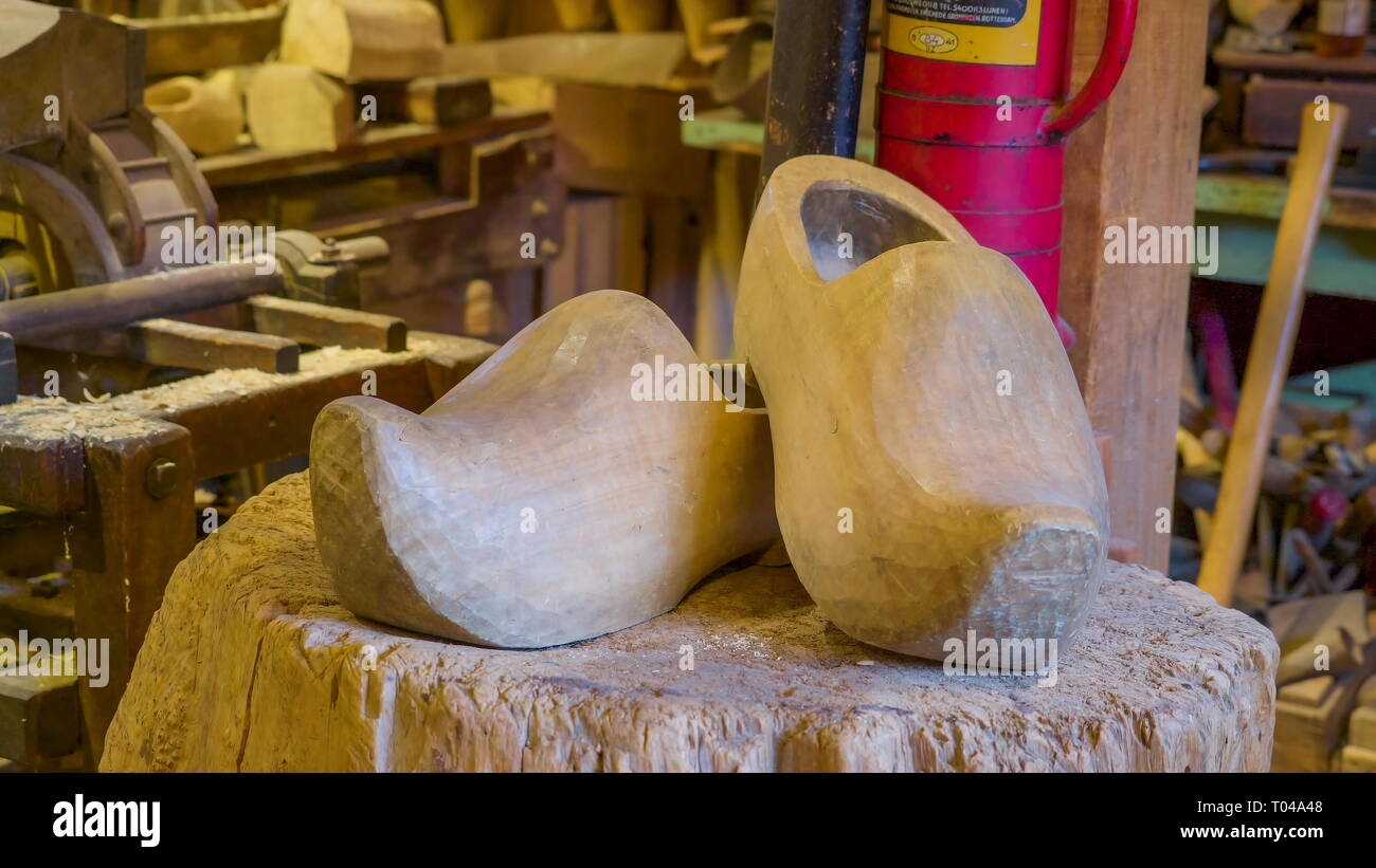 Il predisposto scarpe di legno in fabbrica con un sacco di boschi e artigianato all'interno Foto Stock