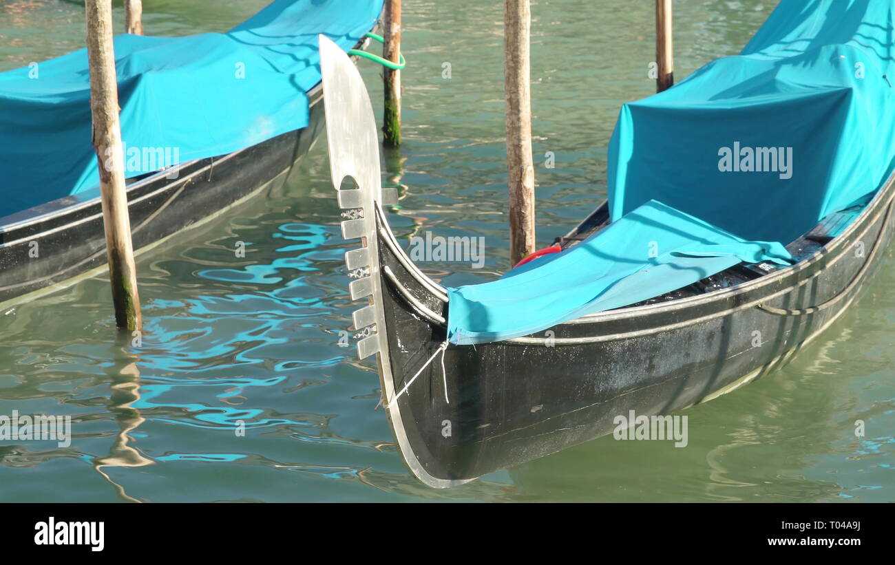 La gondola veneziana coperto di panno blu mentre la docking sul Canal Grande a Venezia Italia Foto Stock