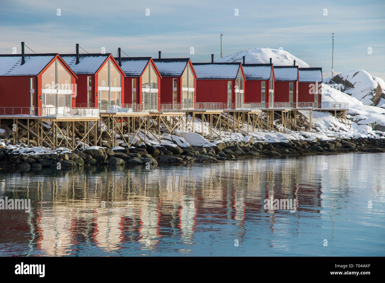 Red cabine in Ballstad, Isole Lofoten in Norvegia Foto Stock
