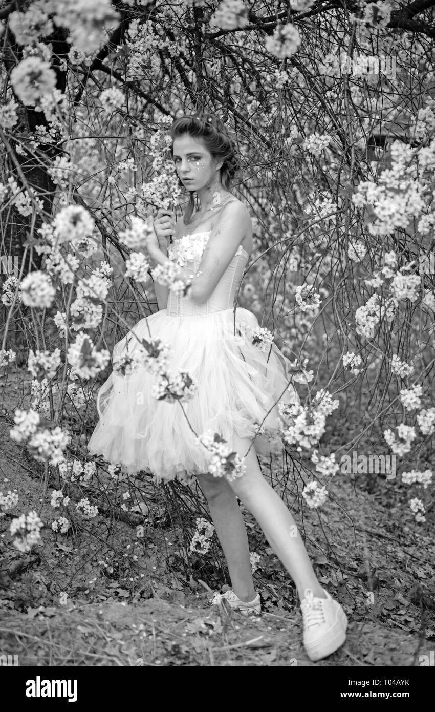 Giorno attivo. viso e trattamenti viso. womens health. allergia ai fiori. Estate ragazza alla struttura ad albero in fiore. Vacanze di primavera. previsioni meteo. Bellezze naturali Foto Stock