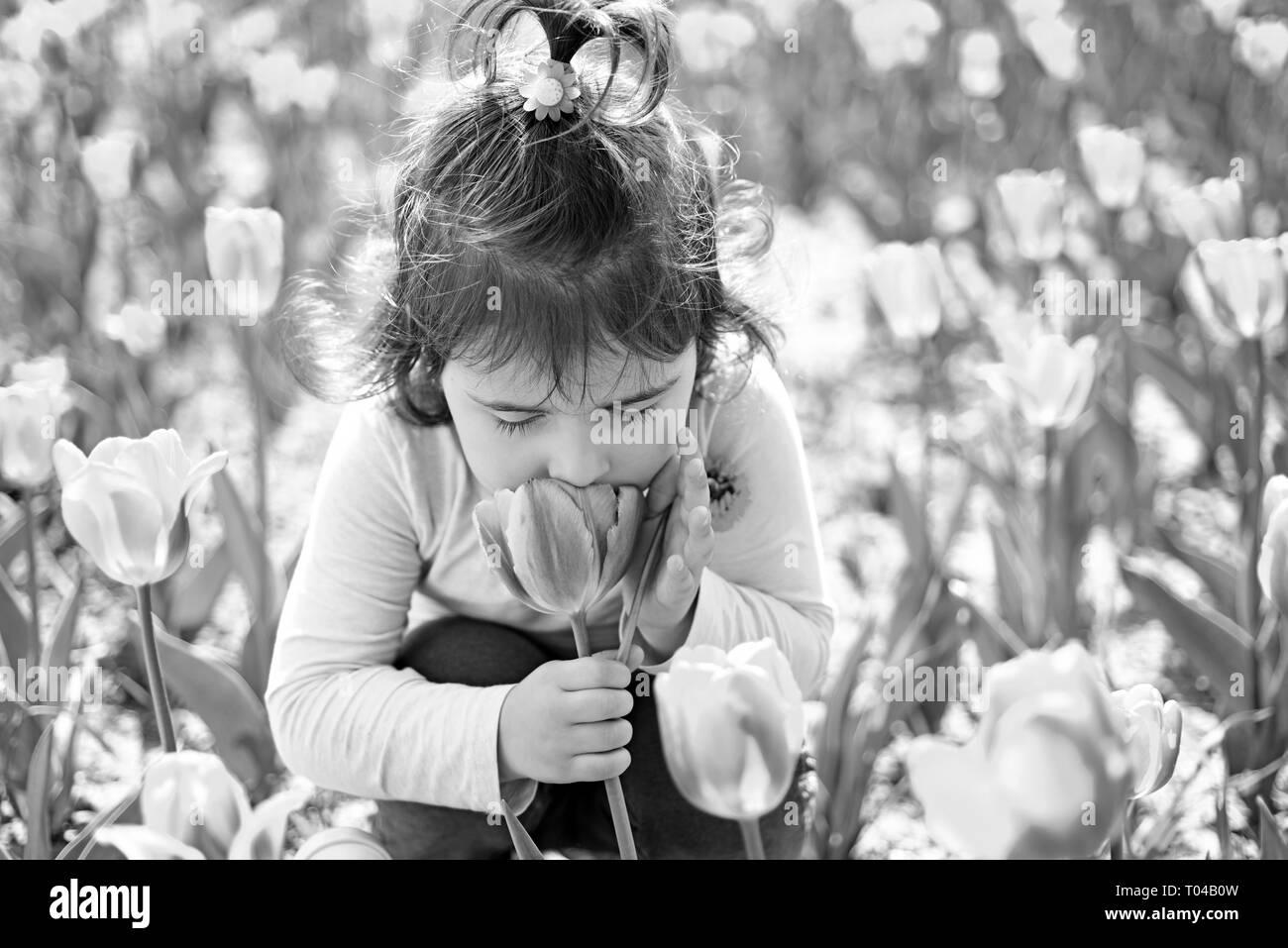 Calda estate. viso e trattamenti viso. allergia ai fiori. Un bambino piccolo. Bellezza naturale. Giornata dei bambini. Bambina in primavera soleggiata. Estate moda ragazza. Felice Foto Stock