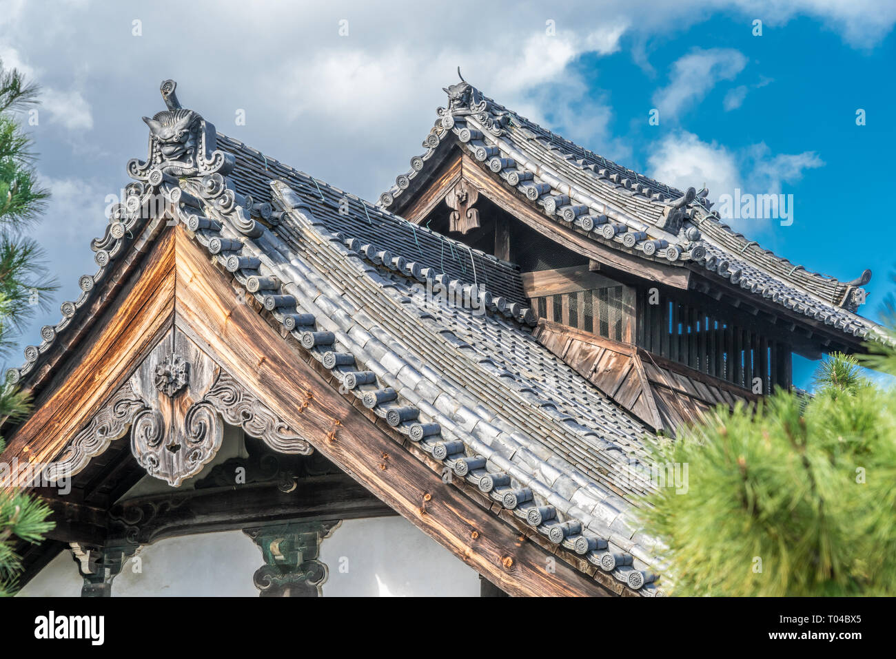 Onigawara (Goblin Orco tile) e Gegyo(gable ciondolo) tetto ornamenti di Hojo(dell Abate quarti) di Kennin-ji Zen storico tempio buddista. Situato in K Foto Stock