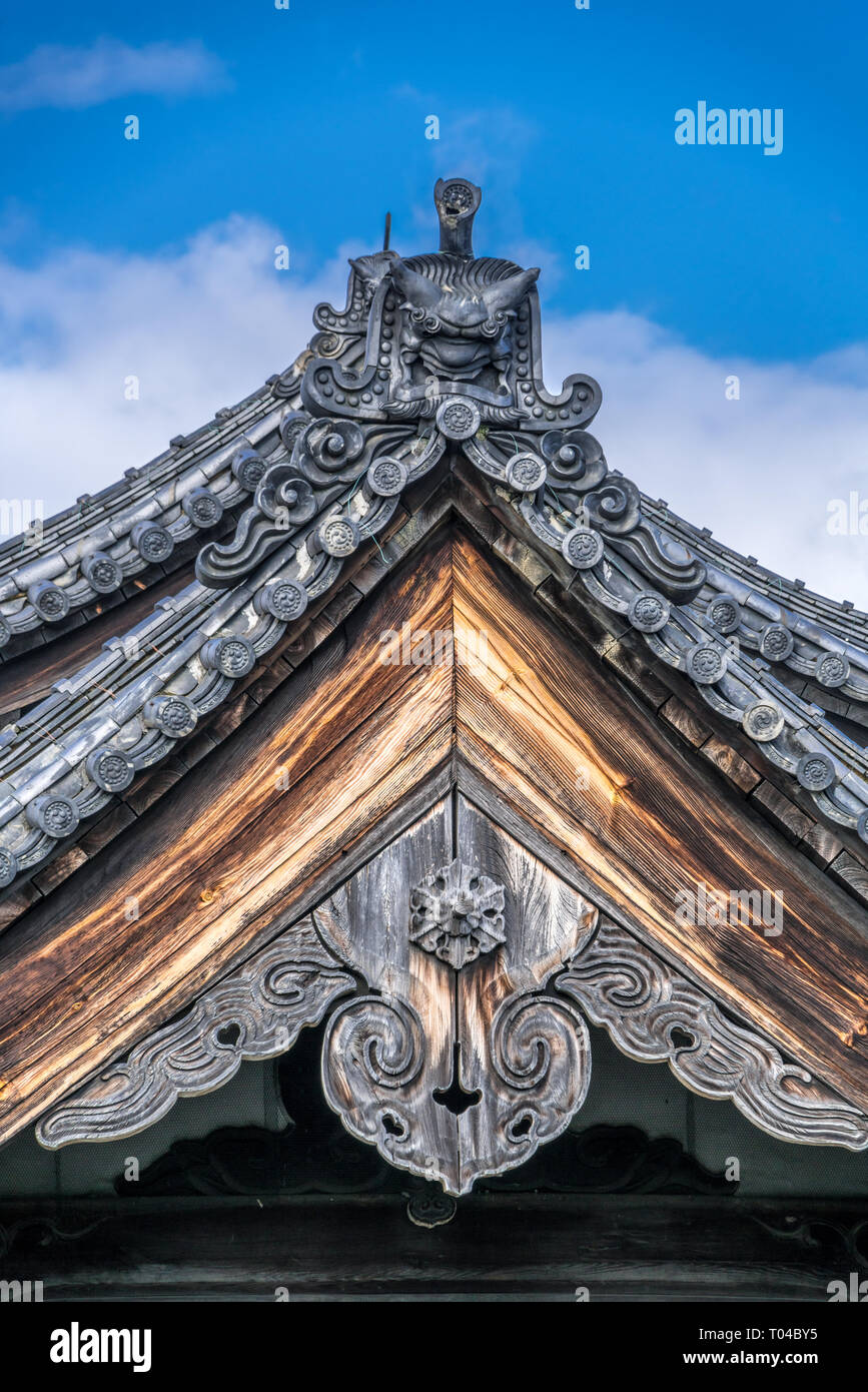 Onigawara (Goblin Orco tile) e Gegyo(gable ciondolo) tetto ornamenti di Hojo(dell Abate quarti) di Kennin-ji Zen storico tempio buddista. Situato in K Foto Stock