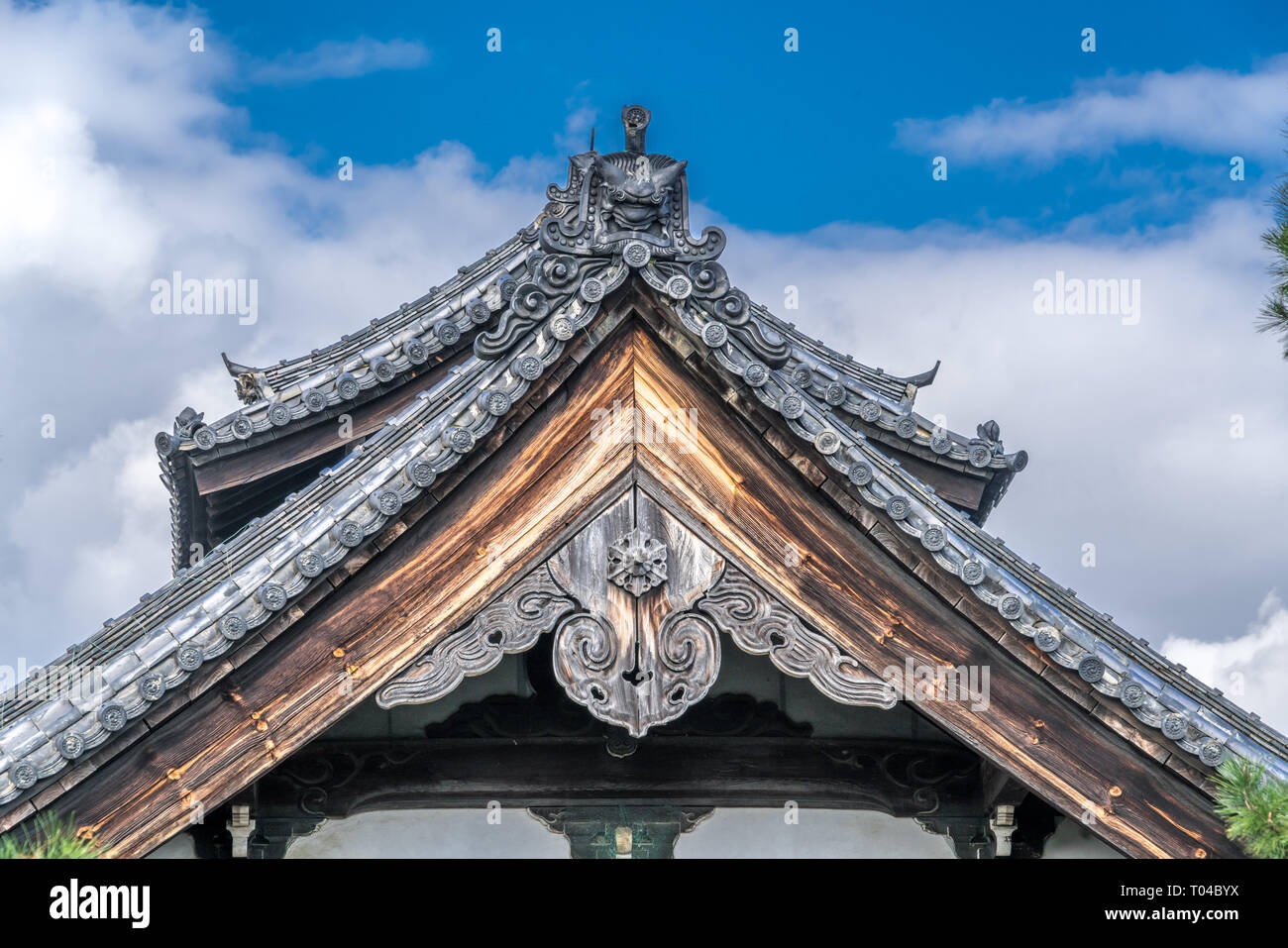 Onigawara (Goblin Orco tile) e Gegyo(gable ciondolo) tetto ornamenti di Hojo(dell Abate quarti) di Kennin-ji Zen storico tempio buddista. Situato in K Foto Stock