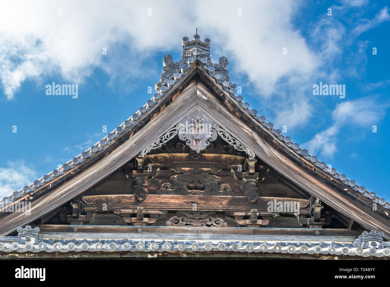 Hatto(Lecture Hall) di Kennin-ji Zen storico tempio buddista. Gegyo(gable ciondolo) e stile Ayasuji Shishiguchi ridge fine ornamento particolare del tetto locat Foto Stock