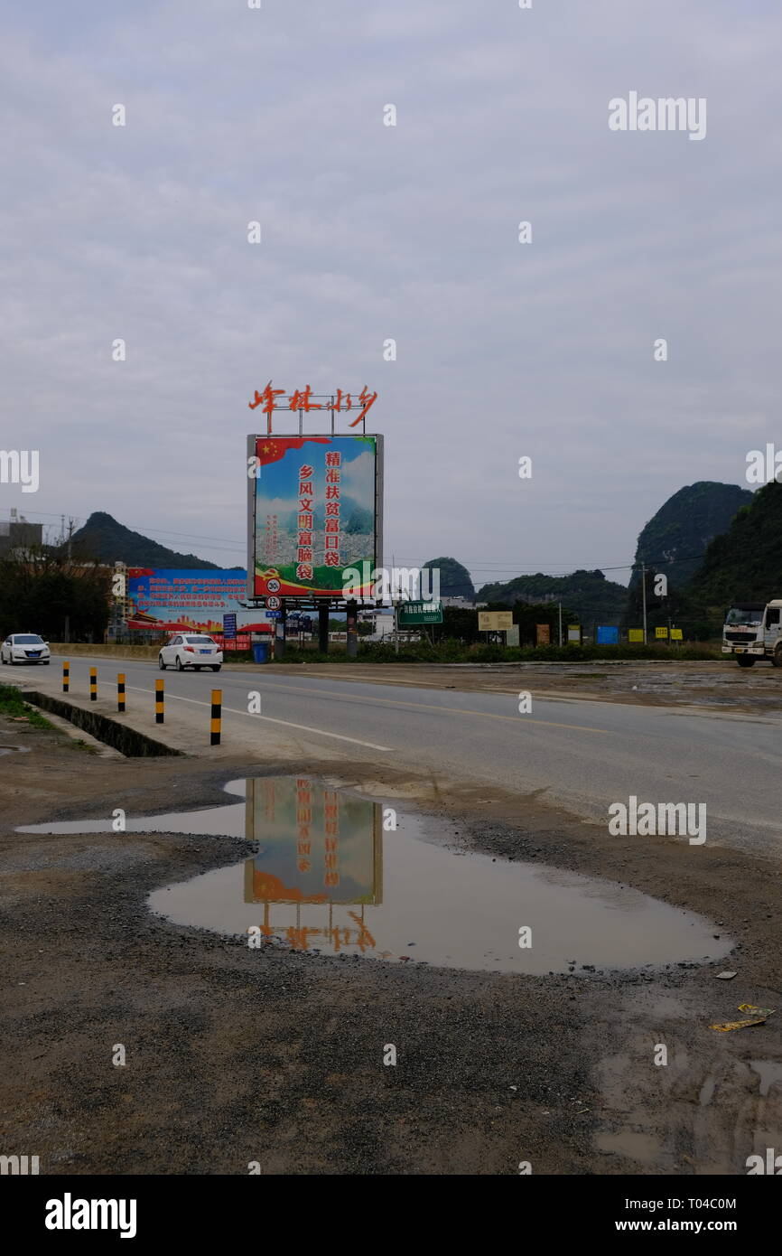 La Propaganda comunista per sradicare la povertà durante la campagna a livello nazionale, condotta dal partito comunista cinese al governo in una città rurale di gran lunga vista Foto Stock