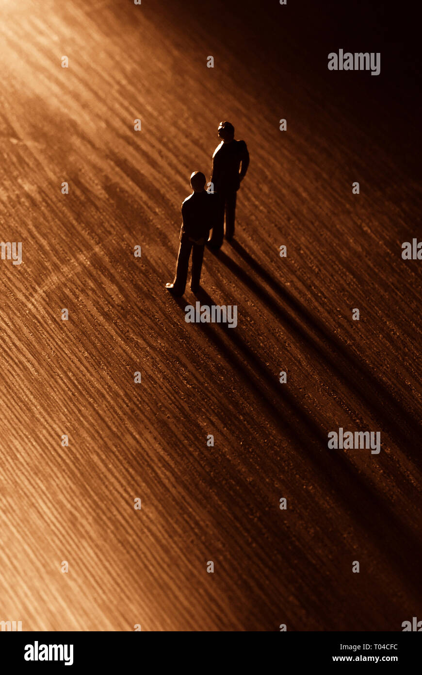 Due maschi statuette in miniatura in piedi Foto Stock