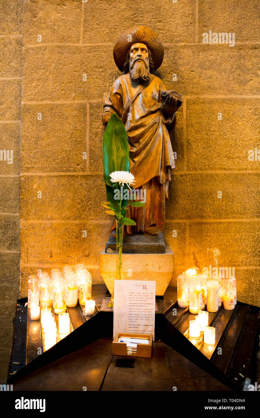 Statua di San Giacomo nella cattedrale di Notre Dame du Puy a Le Puy en Velay in Francia Foto Stock