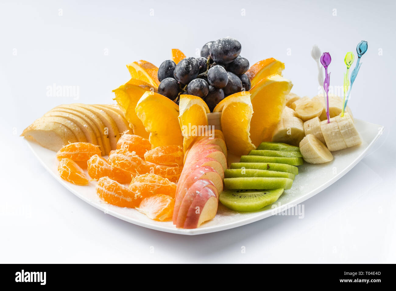 Frutta Mista in piastra bianca isolata su sfondo bianco - cibo sano stile Foto Stock