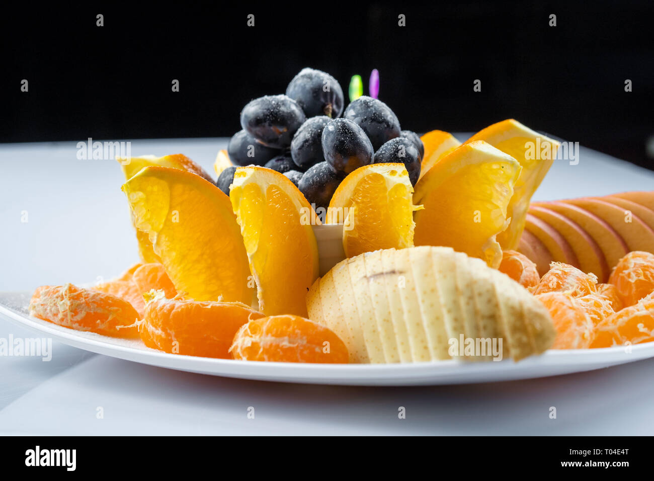 Frutta Mista in piastra bianca isolata su sfondo bianco - cibo sano stile Foto Stock