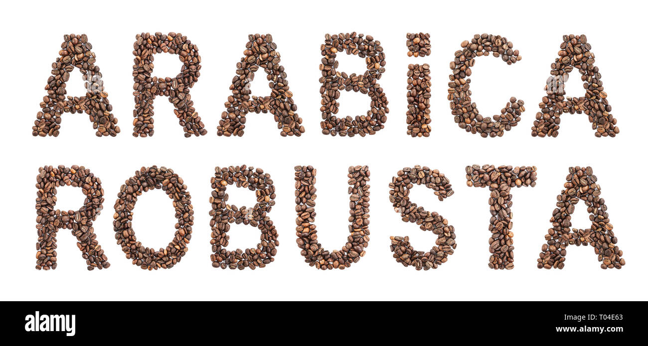 Arabica e Robusta parole realizzato dal caffè torrefatto in grani isolati su sfondo bianco Foto Stock
