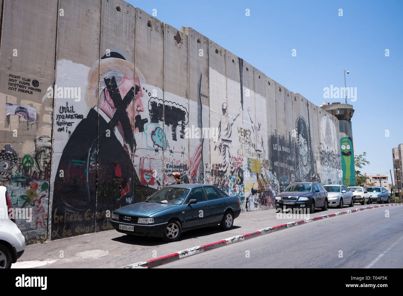 Graffiti attivista adorna la separazione israeliano muro in Cisgiordania città di Betlemme Foto Stock
