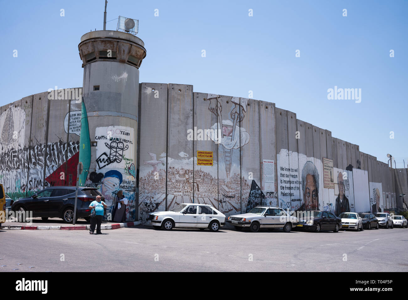 Graffiti attivista adorna la separazione israeliano muro in Cisgiordania città di Betlemme Foto Stock