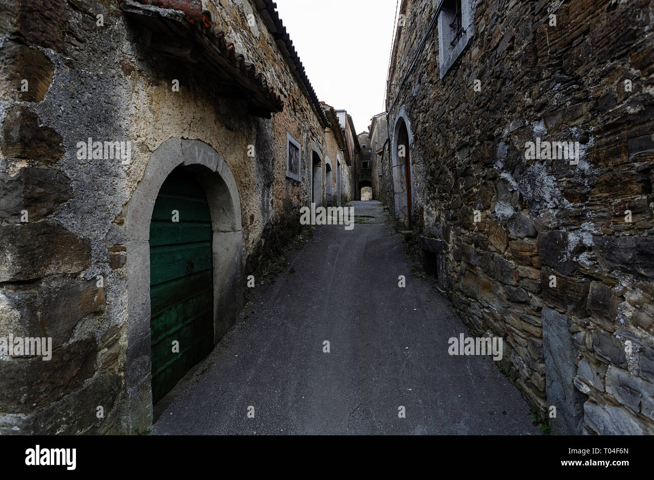 Strada di GOCE, piccolo villaggio nella campagna slovena Foto Stock