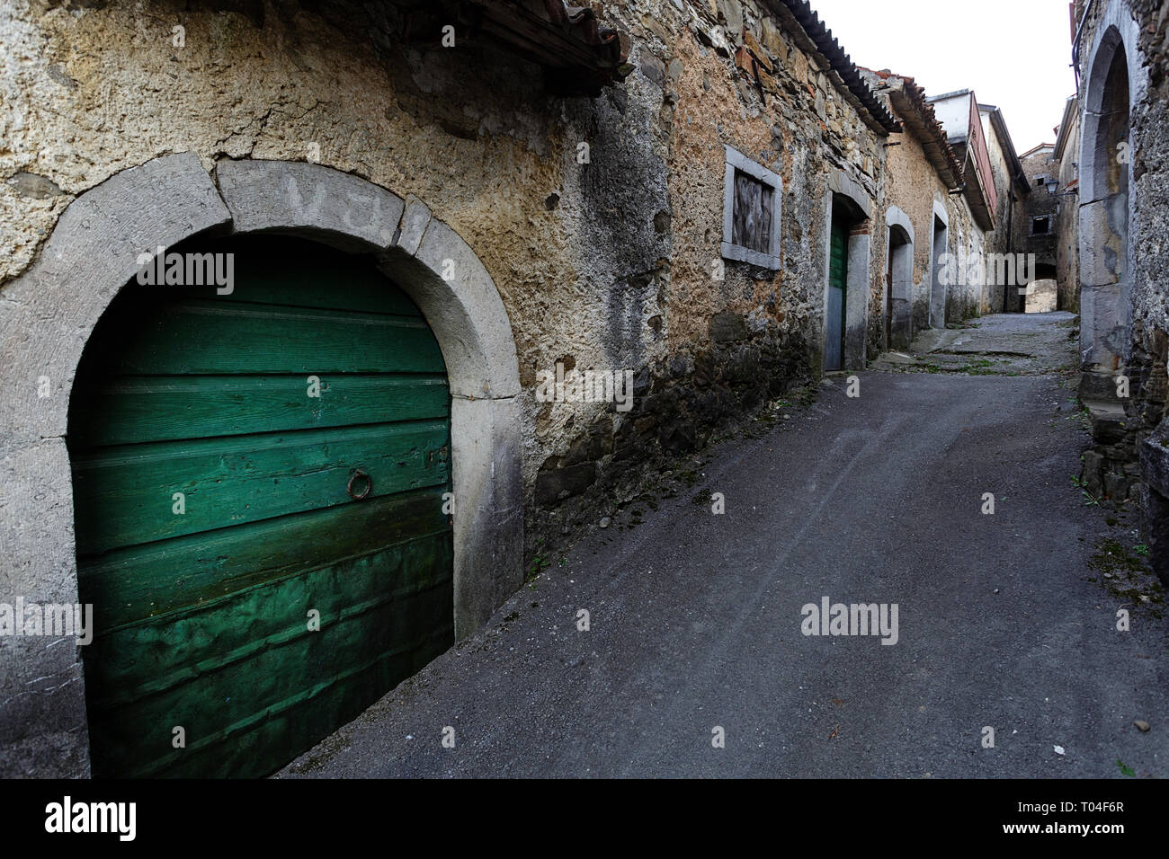 Strada di GOCE, piccolo villaggio nella campagna slovena Foto Stock