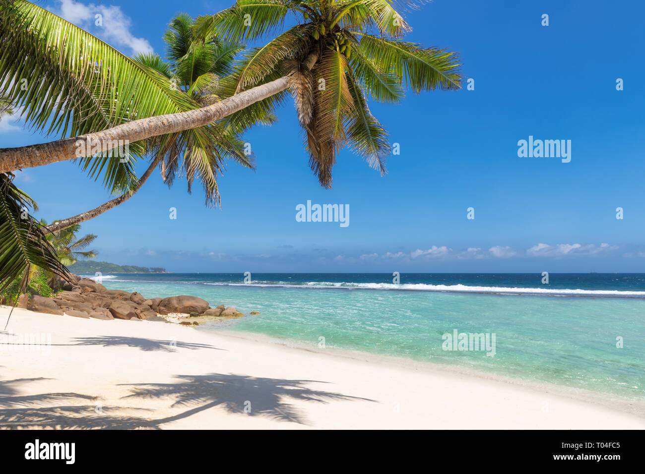 Esotica spiaggia soleggiata su Seychelles Paradise Island. Foto Stock