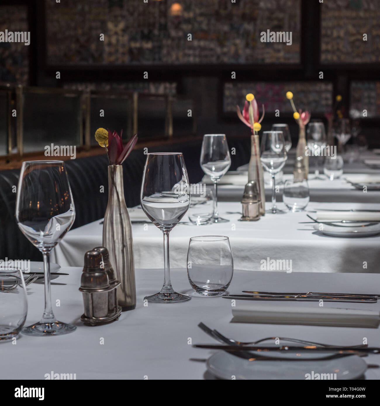 Interno di un moderno ristorante con tavoli serviti a cena Foto Stock