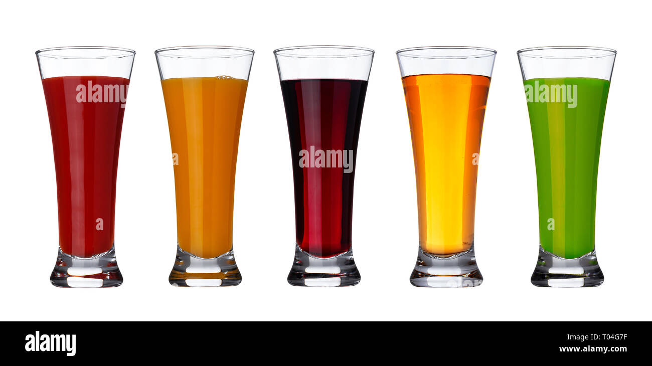 Verdura fresca e succhi di frutta in vetro isolato su sfondo bianco con tracciato di ritaglio Foto Stock