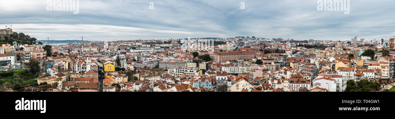 Lisbona, Portogallo - 12 27 2018: Extra ampie vedute panoramiche dello skyline della città prese dalla do Miradouro Recolhimento Foto Stock