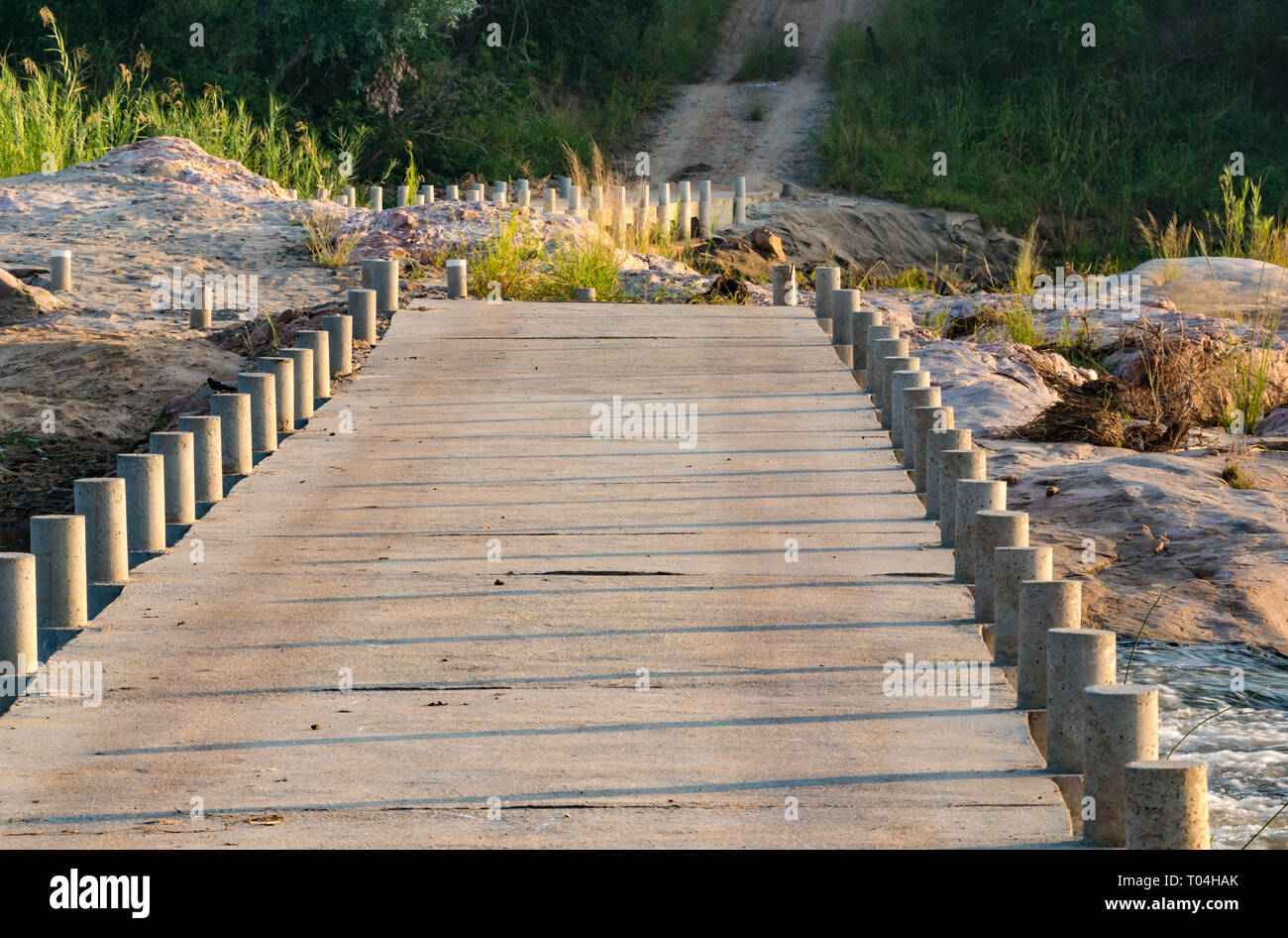 Manmade ponte di cemento per attraversamento fluviale, bush Africano, Sabi Sands Game Reserve, Sud Africa Foto Stock