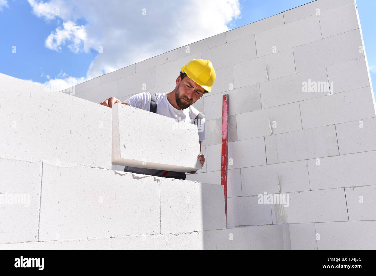 Professione lavoratore edile - lavorare su un sito di costruzione la costruzione di una casa residenziale Foto Stock