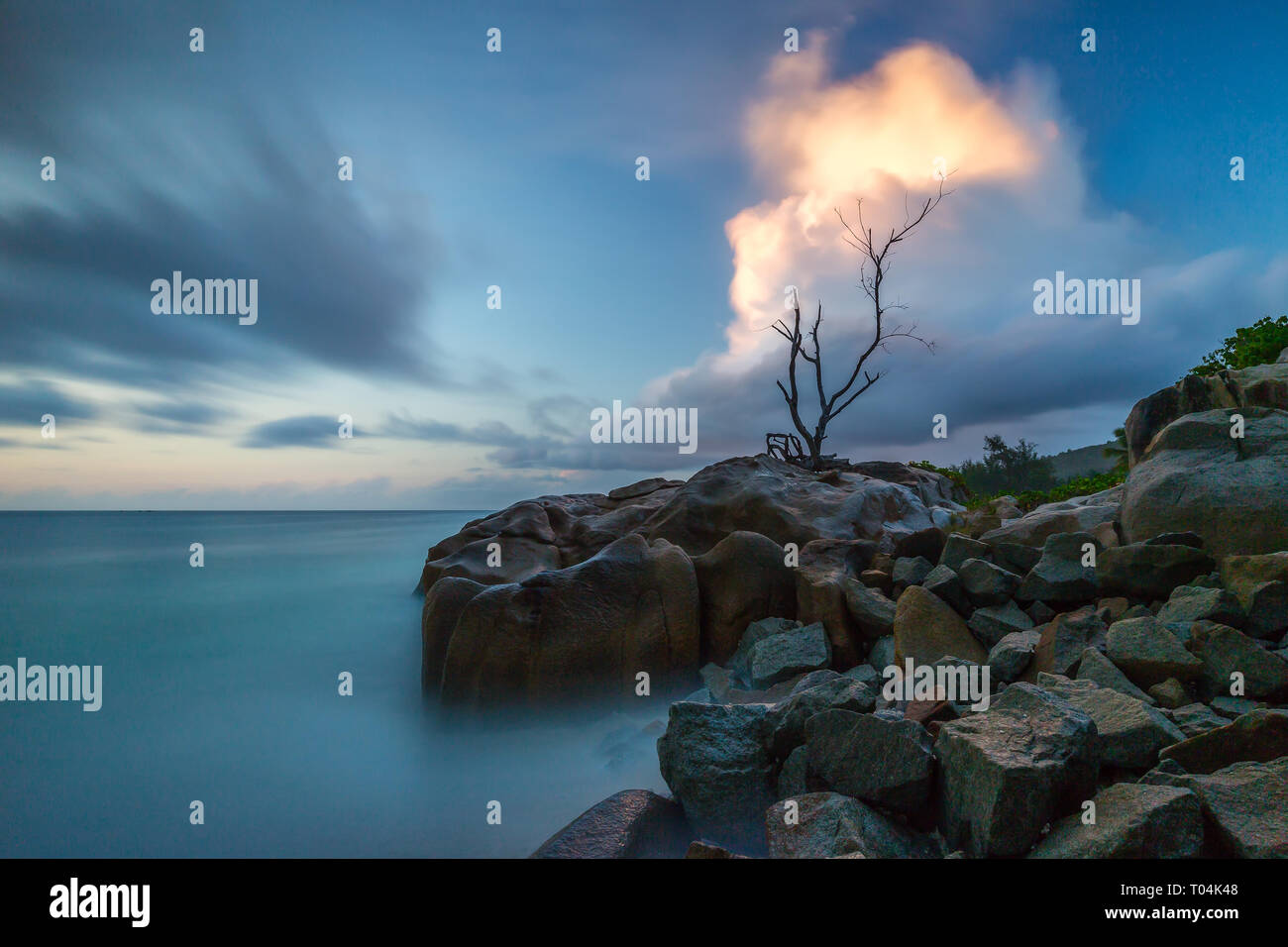 Tempesta atmosfera ad Anse Kerlan a Praslin. Foto Stock