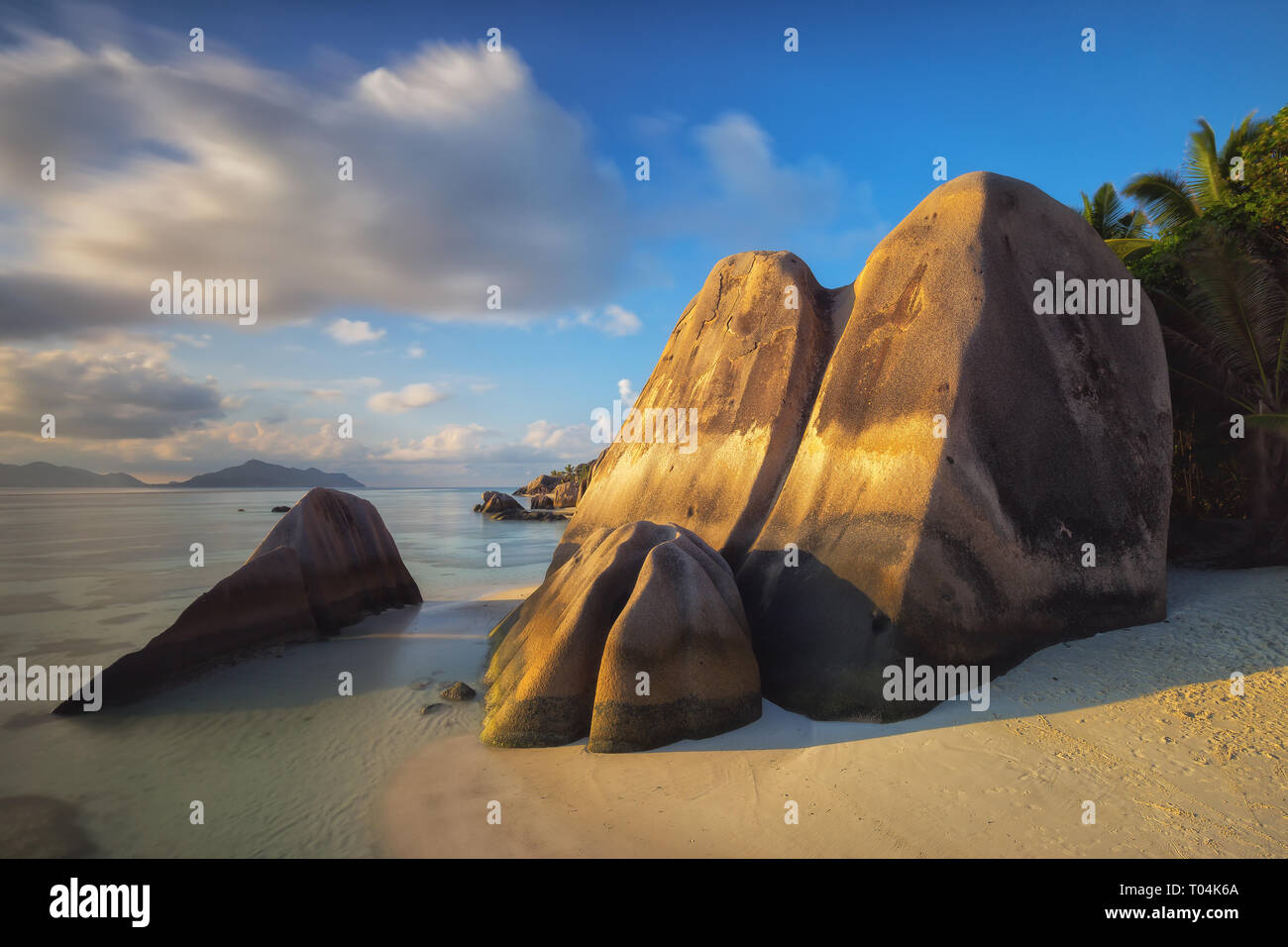 La famosa spiaggia di Anse Aource D'Argent su La Digue è noto per le sue grandi rocce di granito. Foto Stock