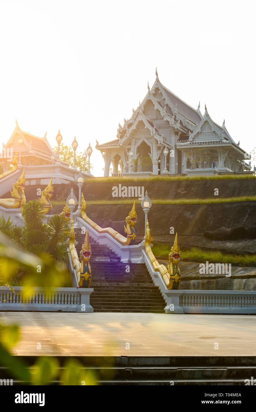 Splendida vista della bellissima Wat Kaew Ko Wararam o semplicemente Wat Kaew durante il tramonto. Wat Kaew Korawaram è un tempio buddista nella città di Krabi. Foto Stock