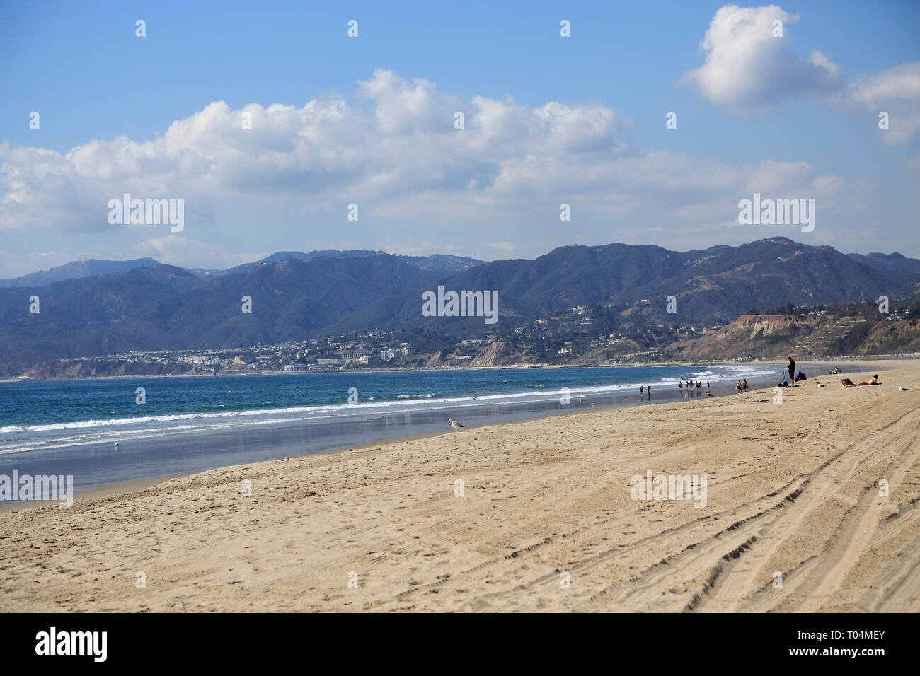 Spiaggia di Santa Monica, Oceano Pacifico, Malibu montagne, Los Angeles, California, Stati Uniti d'America Foto Stock