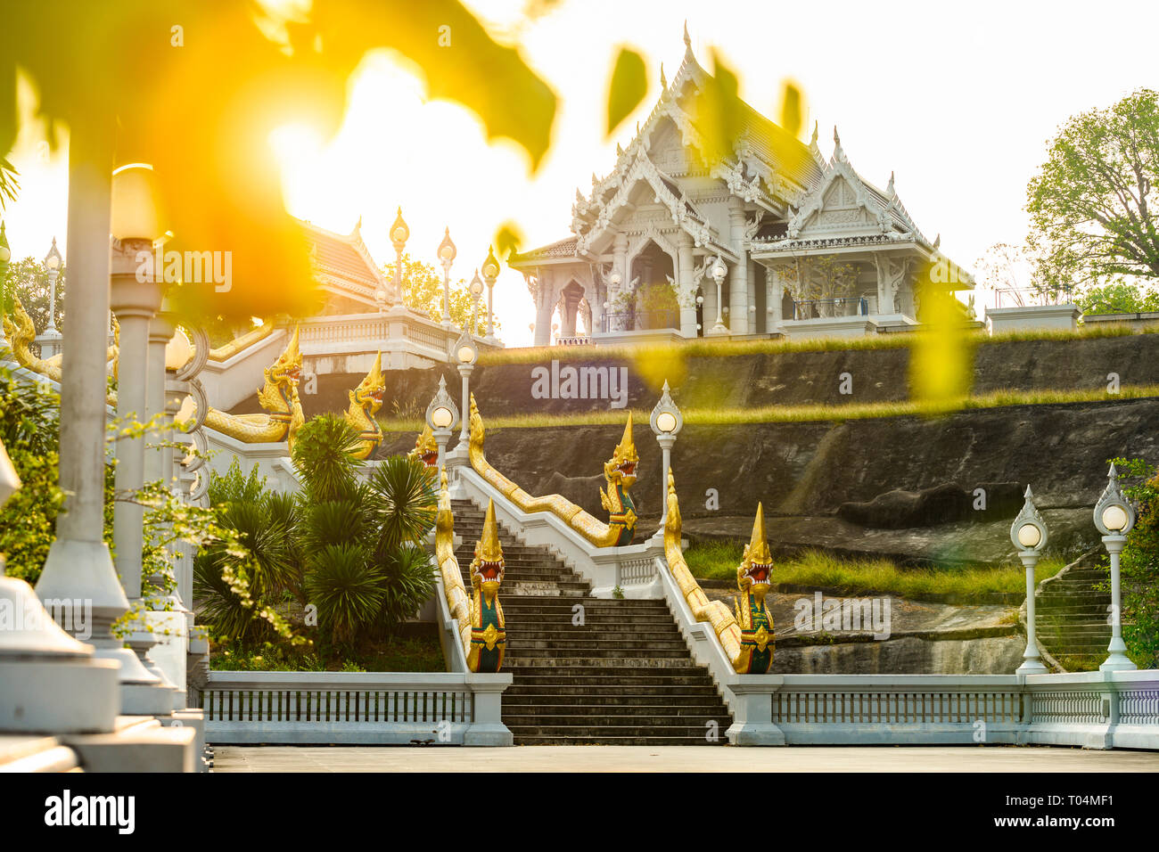 Splendida vista della bellissima Wat Kaew Ko Wararam o semplicemente Wat Kaew durante il tramonto. Wat Kaew Korawaram è un tempio buddista nella città di Krabi. Foto Stock