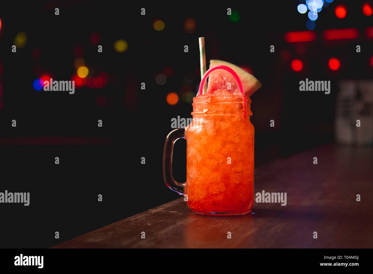 Bizzarre glow stick cocktail sul bar Foto Stock
