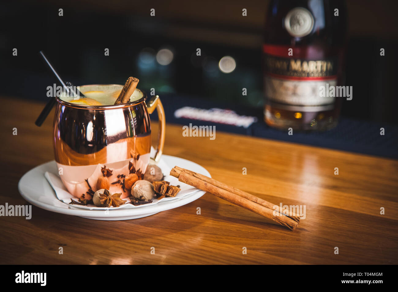 Spumosi cannella cocktail nella tazza di rame Foto Stock