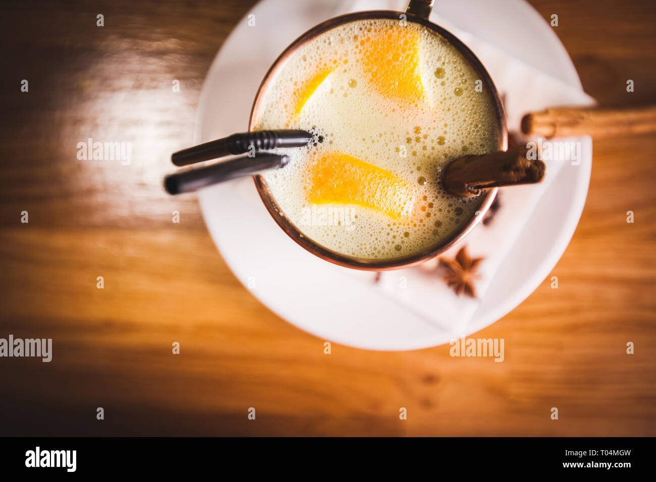 Spumosi cannella cocktail nella tazza di rame close up Foto Stock