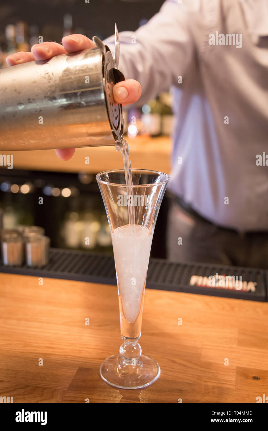 Versando frizzanti cocktail di alta classe Foto Stock