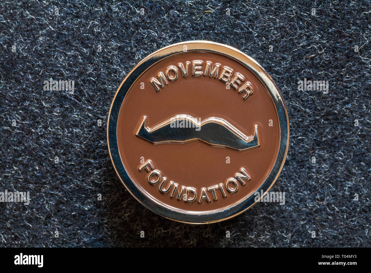 Badge a perno rotondo Movember della Fondazione Movember che aiuta gli uomini a vivere più felici, più sani, più a lungo - Movember Moustache Foto Stock