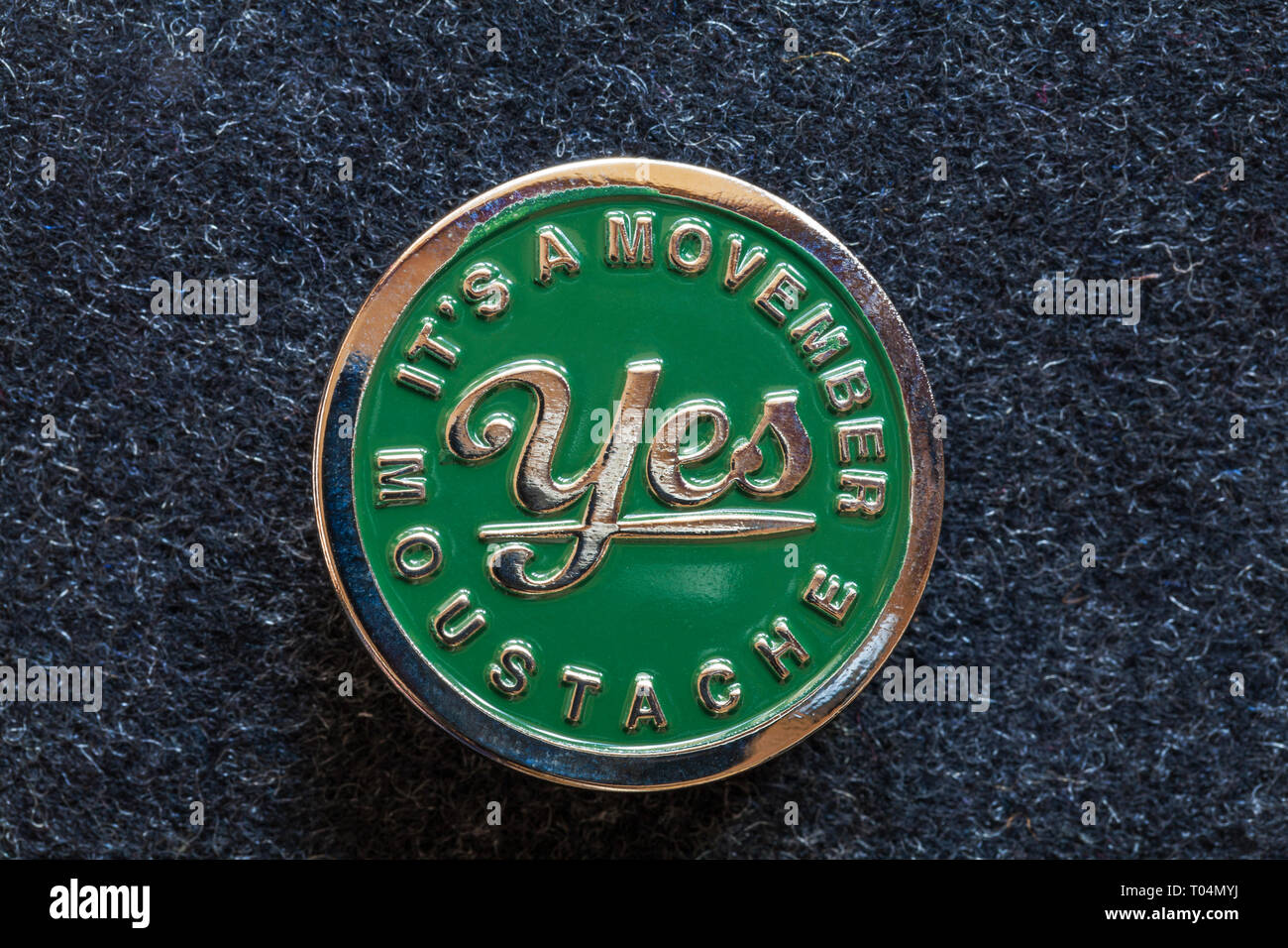 Badge a perno rotondo Movember della Fondazione Movember che aiuta gli uomini a vivere più felici, più sani, più a lungo - è un Mustache Movember sì Foto Stock