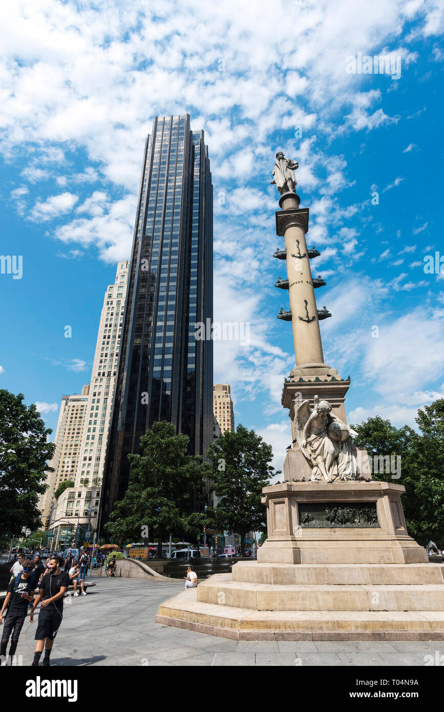 La città di New York, Stati Uniti d'America - 28 Luglio 2018: Monumento di Cristoforo Colombo in Columbus Circle e Trump International Hotel and Tower con le persone intorno a Foto Stock