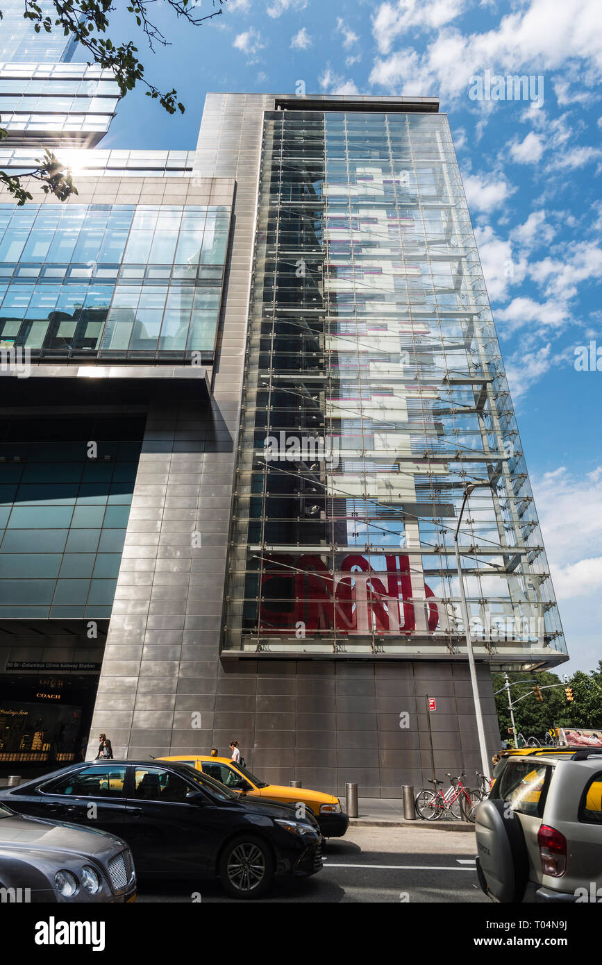 La città di New York, Stati Uniti d'America - 28 Luglio 2018: facciata di uffici e studi di CNN in Time Warner Center con il traffico e la gente intorno a Columbus Circle, Manh Foto Stock