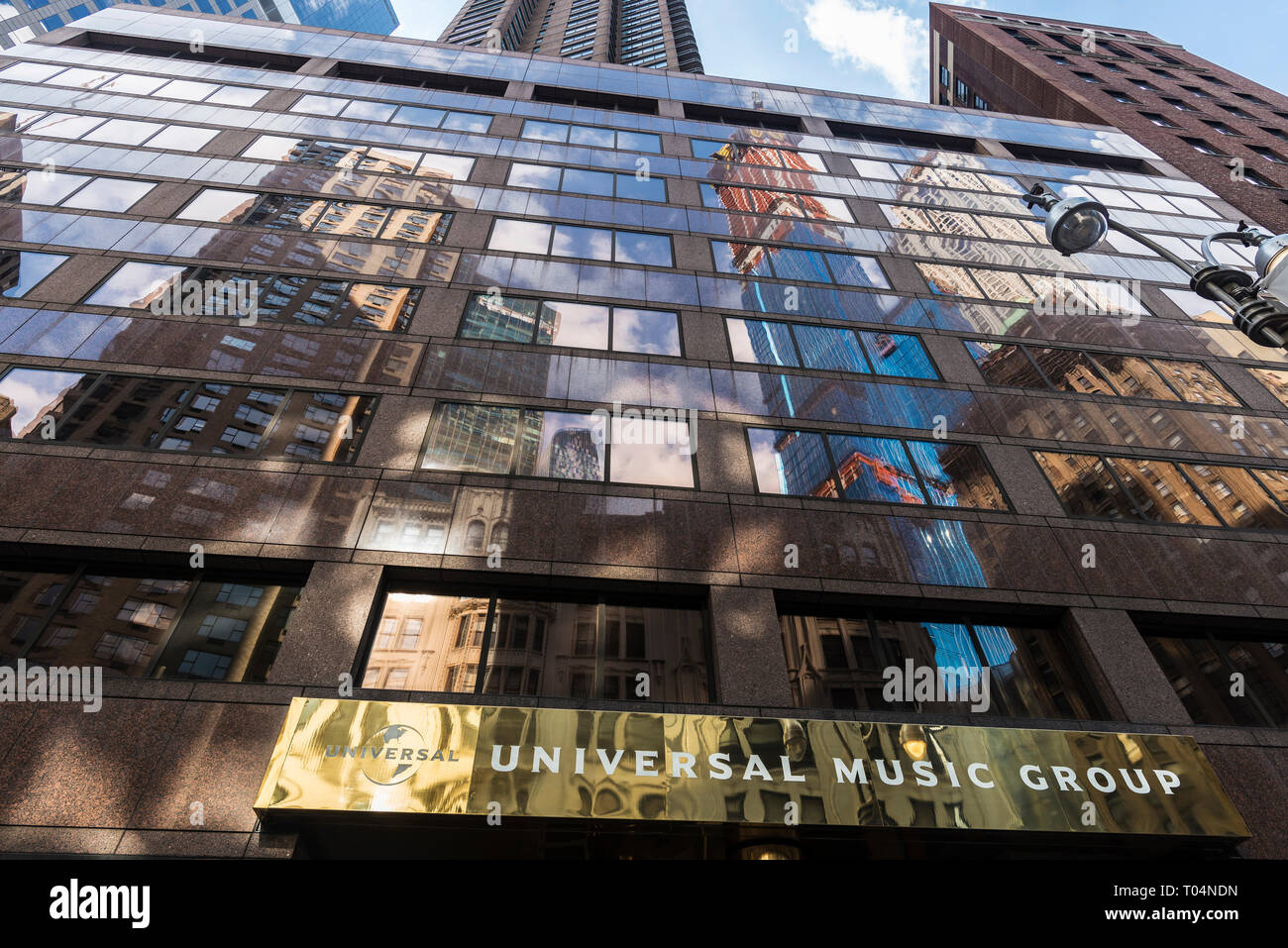 La città di New York, Stati Uniti d'America - 28 Luglio 2018: ingresso dell edificio per uffici di Universal Music Group in Broadway, Manhattan, New York City, Stati Uniti d'America Foto Stock