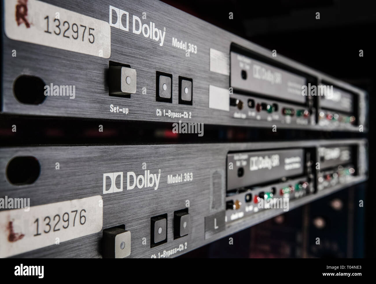 2 unità Dolby SR modello 363 visto in prospettiva. Tasto basso. Foto Stock