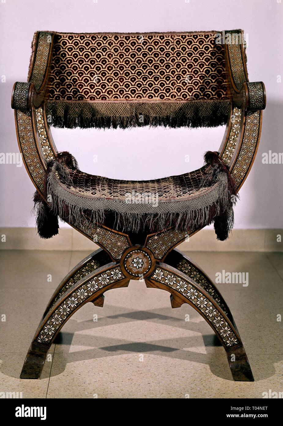 SILLA DE TIJERA O CADERA-TARACEA DE HUESO Y MADERA. Posizione: INSTITUTO Valencia De Don Juan-COLECCION. MADRID. Spagna. Foto Stock