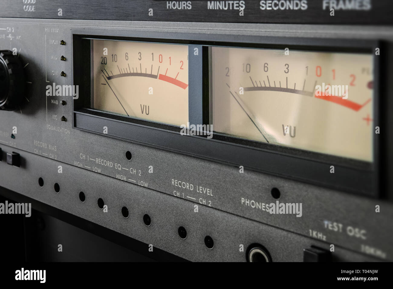 Il VU meter di un registratore in studio di registrazione professionale. Foto Stock