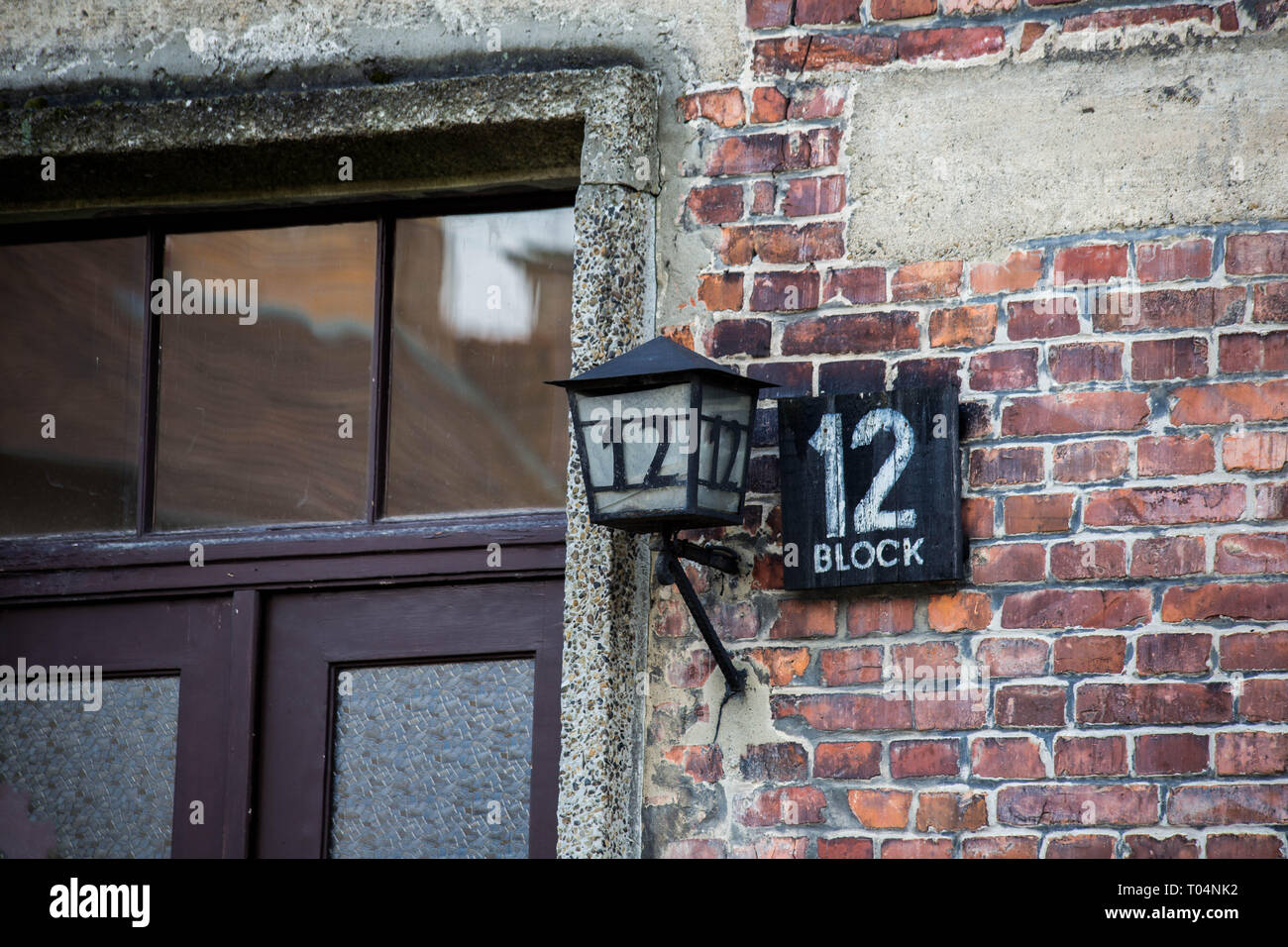 AUSCHWITZ POLONIA 12 marzo 2019 scheda Nome e lanterna con numero 12 al blocco di passo da campo di concentramento. Foto Stock