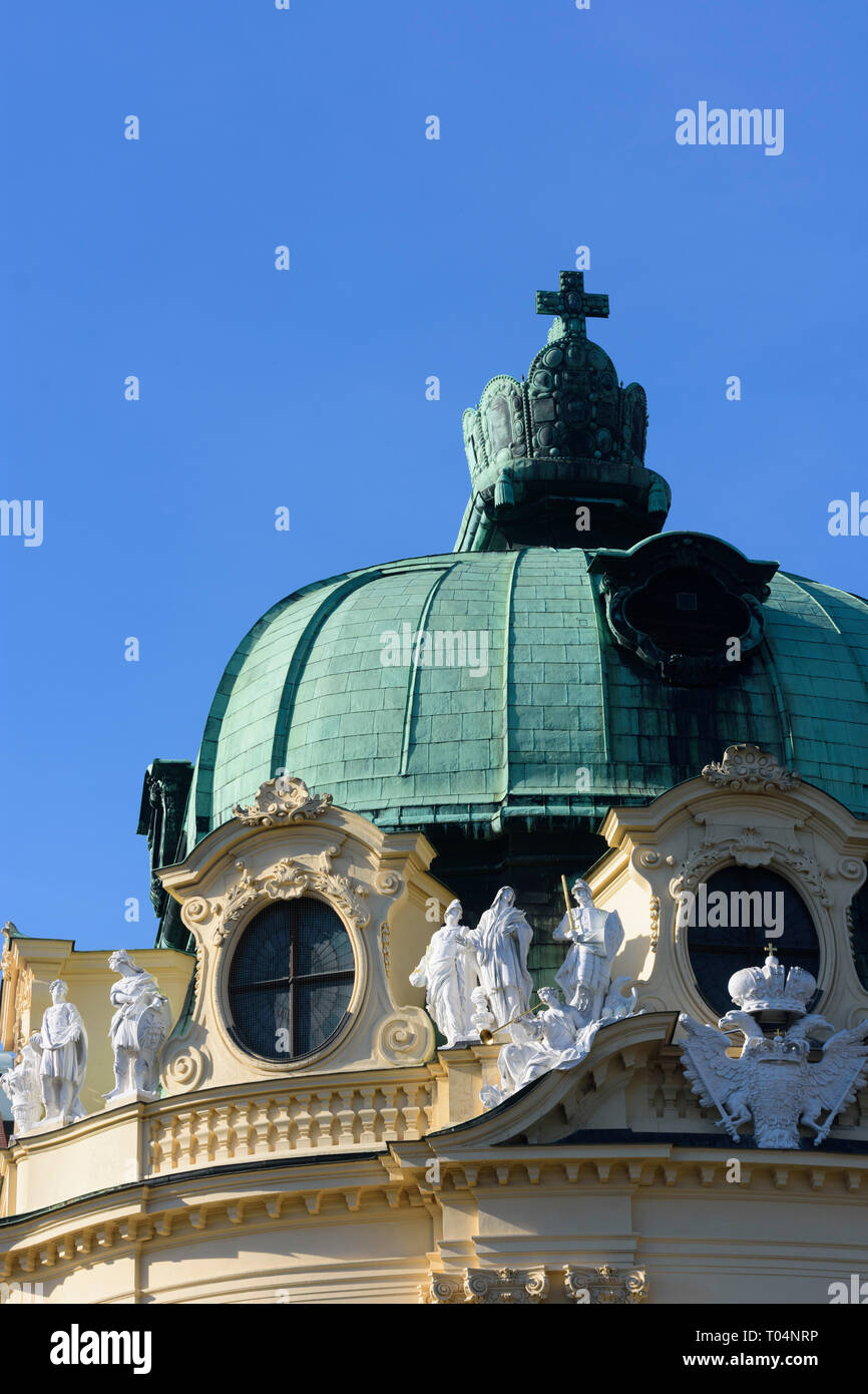 Klosterneuburg: il monastero di Klosterneuburg Abbazia, Kaisertrakt, corona del Sacro Romano Impero di Nazione Tedesca al tetto in Wienerwald, Vienna Woods, Foto Stock